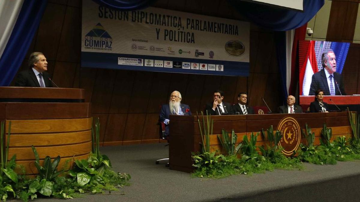 El secretario general de la Organización de Estados Americanos (OEA), Luis Almagro (i) habla durante la Cumbre de Integración por la Paz (CUMIPAZ) hoy, miércoles 5 de octubre de 2016.
