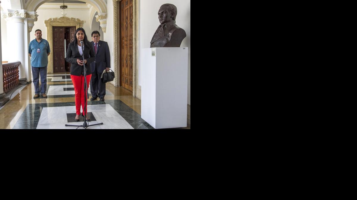 
La Canciller de Venezuela, Delcy Rodríguez, habla ante los medios de comunicación el miércoles 15 de abril del 2015, en la sede de la Cancillería venezolana de Caracas, después de una reunión con el embajador de España en Venezuela, Antonio Pérez-Hernández. 
