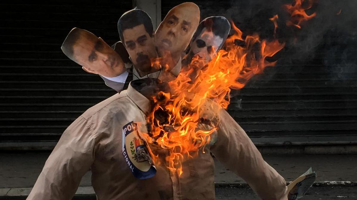 Un muñeco con fotografías del defensor del pueblo de Venezuela, Tarek Wiliam Saab, el presidente de Venezuela, Nicolás Maduro, el alcalde del municipio Libertador de Caracas, Jorge Rodríguez y al presidente del Tribunal Supremo de Justicia Mikel Moreno durante la "Quema de Judas" el domingo 16 de abril de 2017, en el marco de la Semana Santa en Caracas.