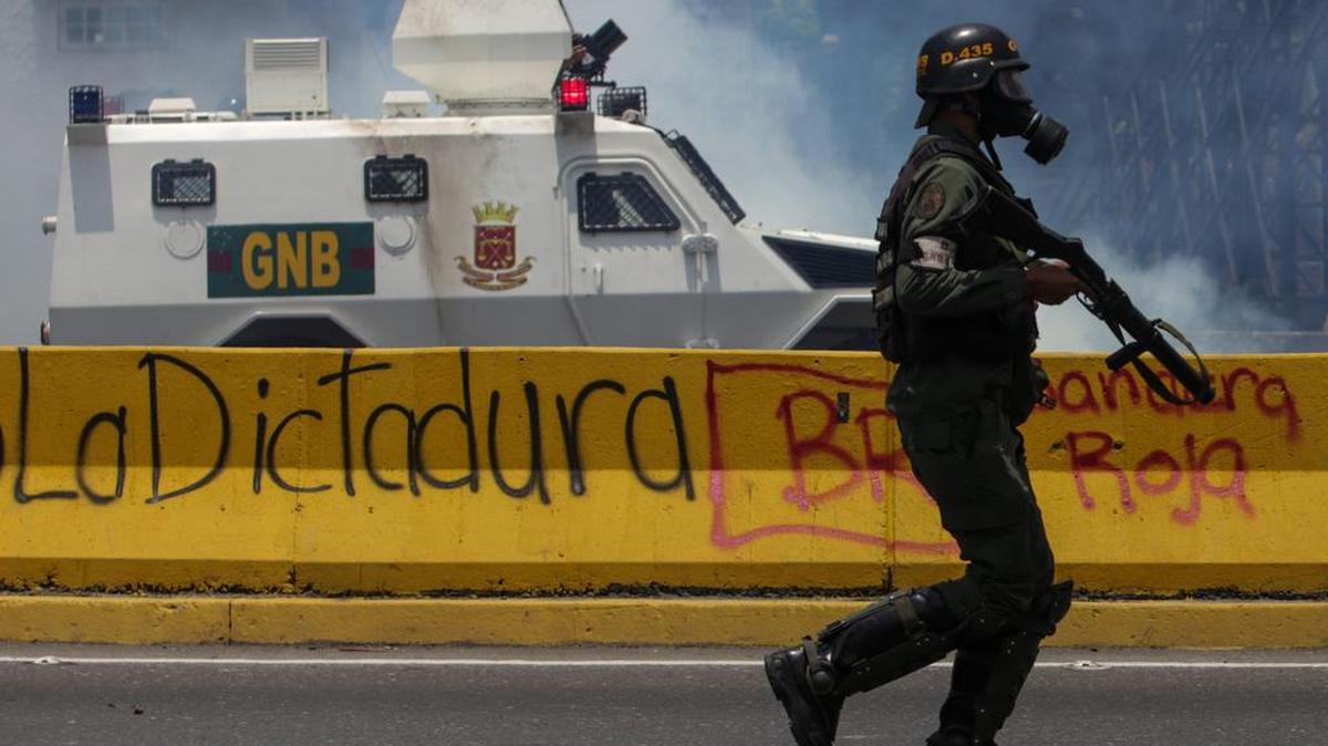 Manifestantes se enfrentan a la Guardia Nacional Bolivariana (GNB) el lunes 10 de abril de 2017, en Caracas (Venezuela).
