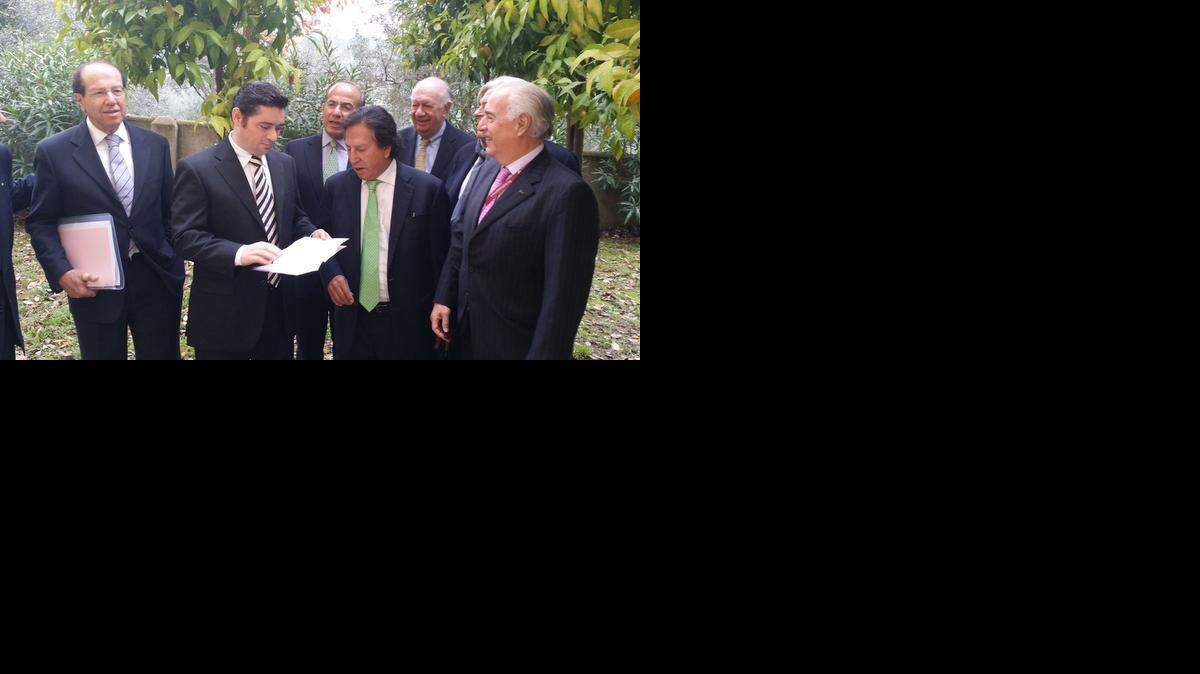 
Algunos de los ex presidentes latinoamericanos junto con el coordinador de Voluntad Popular, Carlos Vecchio, tras entregarle la declaración del Club de Madrid, en Italia.
