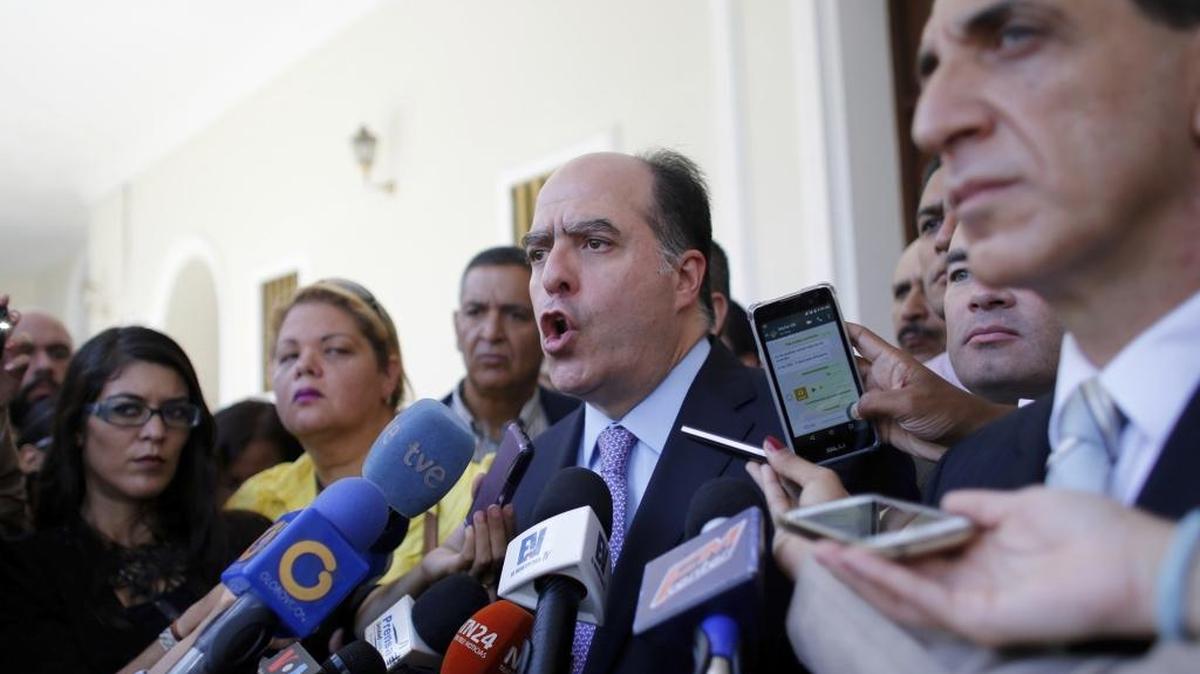 Julio Borges (centro), presidente de la Asamblea Nacional de Venezuela, en una conferencia de prensa en Caracas, el 2 de agosto.