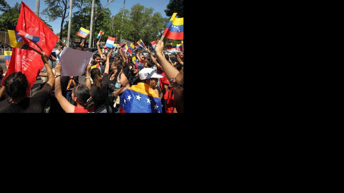 
Un grupo de personas se manifiesta en la calle hoy, 14 de marzo de 2015, en Asunción (Paraguay). Varias decenas de personas se manifestaron hoy frente a la embajada de EE.UU. en la capital paraguaya, para expresar su rechazo a la "política de agresión e injerencia" de ese país contra el Gobierno de Venezuela. 
