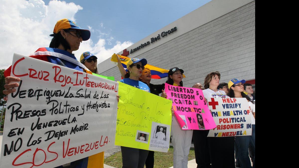 
Un grupo de venezolanos del sur de Florida protestan el martes frente a la sede la Cruz Roja en Miami, para llamar la atención de la comunidad internacional acerca de la situación de los presos políticos que se han declarado en huelga de hambre en Venezuela.
