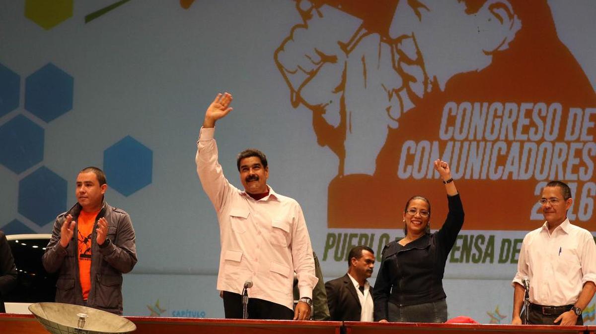El presidente de Venezuela Nicolás Maduro (2i) durante un acto por la celebración del Día del Periodista el lunes 27 de junio de 2016, en la ciudad de Caracas (Venezuela).