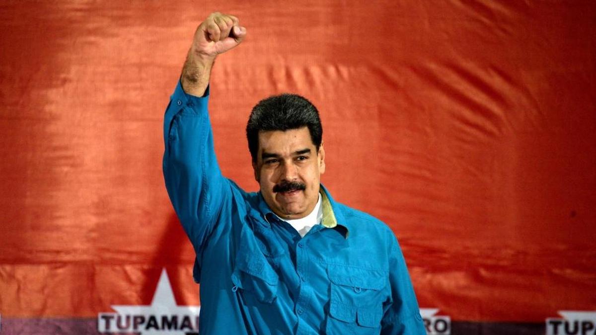 El gobernante venezolano Nicolás Maduro alza el puño durante un acto político en Caracas el sábado 3 de febrero del 2018.