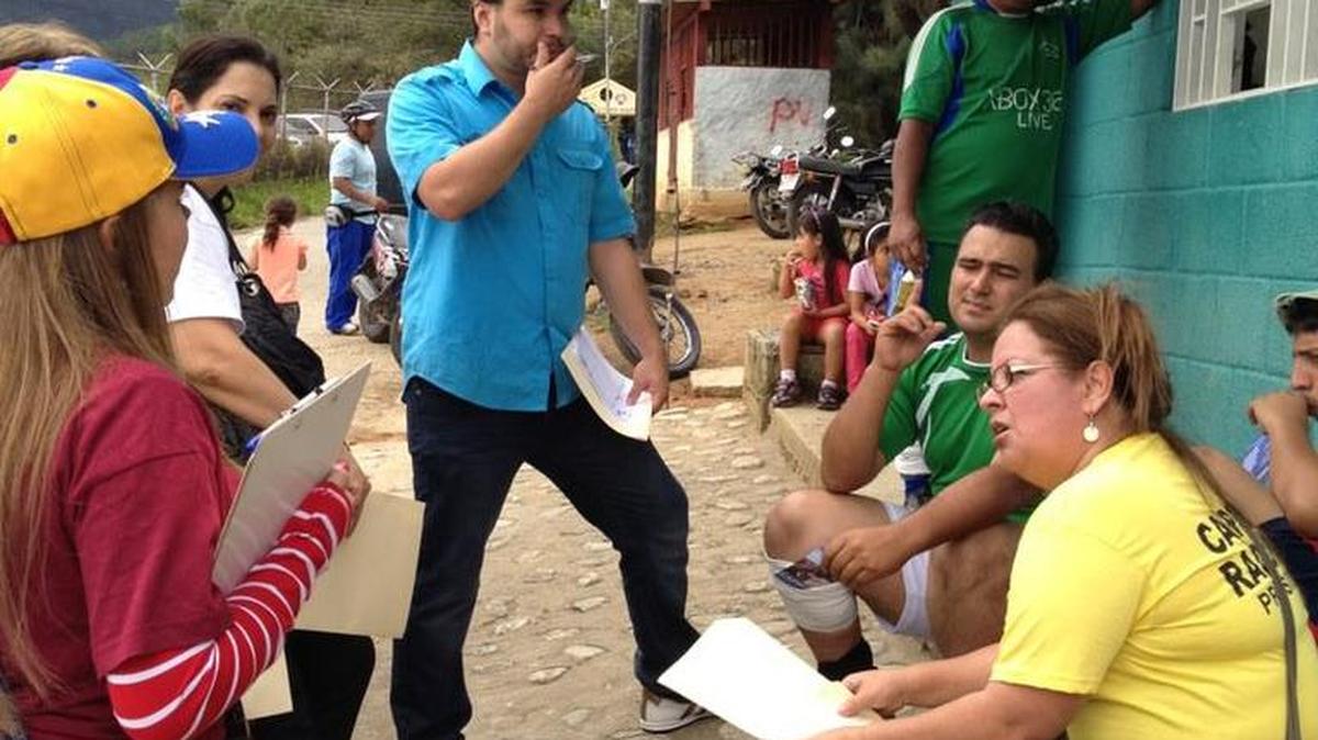 
El diputado del Consejo Legislativo de Mérida, Pablo Chacón (cent.), visitando las comunidades de su estado. Chacón se encuentra actualmente exiliado en el sur de Florida tras denunciar actos de corrupción vinculados con unas obras de construcción.
