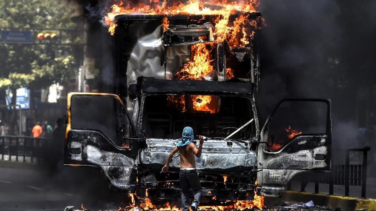 Un camión incendiado durante una protesta en Caracas, el 18 de julio de 2017.