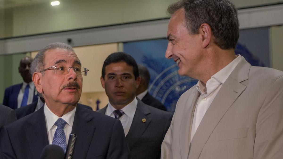 El presidente de la República Dominicana, Danilo Medina, y el ex primer ministro español, José Luis Rodríguez Zapatero, conversan con la prensa el 13 de septiembre de 2017.