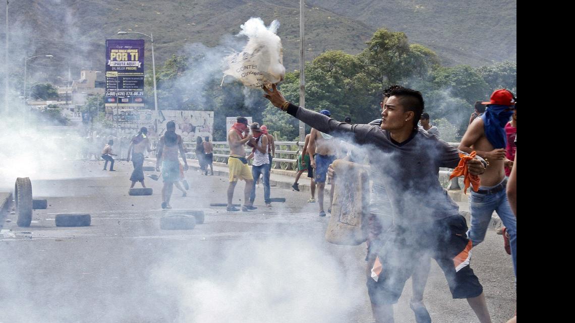 
Comerciantes informales conocidos como “maleteros” chocan con agentes de la Guardia Nacional venezolana, durante una protesta miércoles 29 de julio, en Cúcuta, Colombia, en la frontera con Venezuela.
