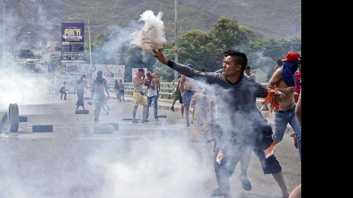 
Comerciantes informales conocidos como “maleteros” chocan con agentes de la Guardia Nacional venezolana, durante una protesta miércoles 29 de julio, en Cúcuta, Colombia, en la frontera con Venezuela.
