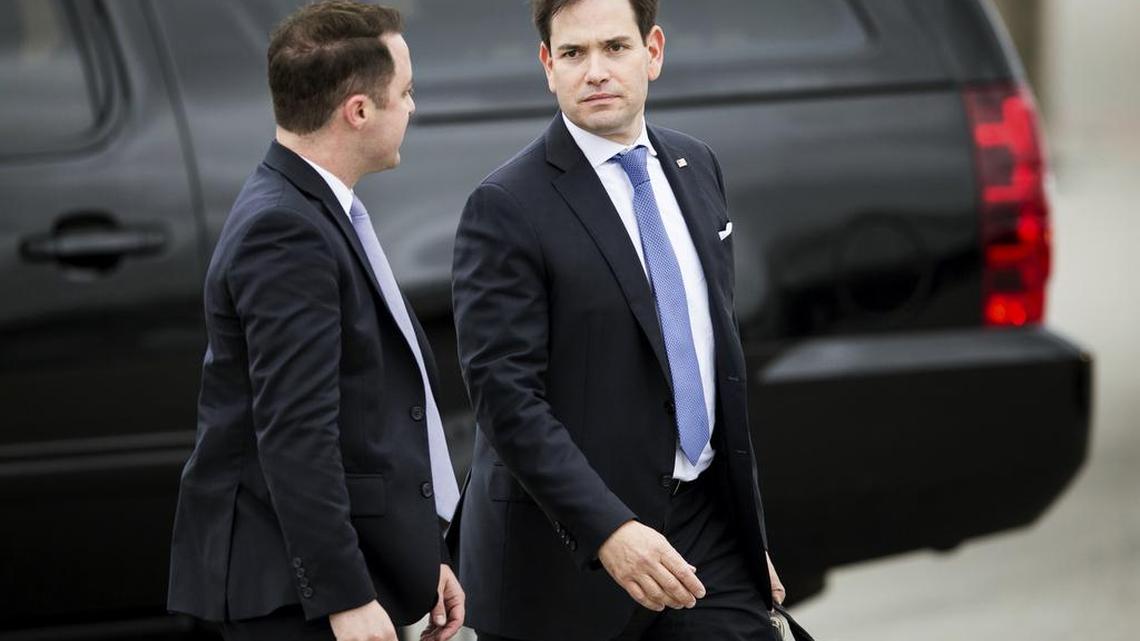 El senador de Florida Marco Rubio, a la derecha, en el aeropuerto internacional de Palm Beach en West Palm Beach, Florida, el viernes 3 de marzo de 2017. Foto de archivo.