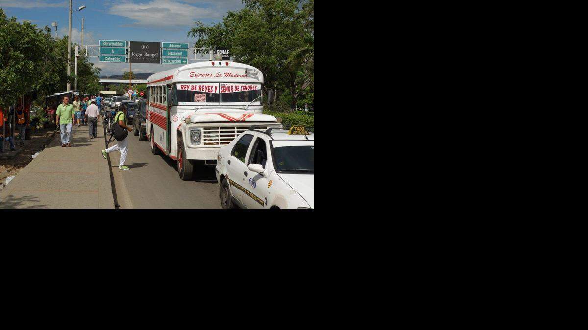 
En el concurrido cruce fronterizo de Venezuela en Cúcuta, Colombia, artículos como la gasolina, el arroz y los pañales se introducen de contrabando desde Venezuela en el país vecino para ser vendidos con grandes descuentos.
