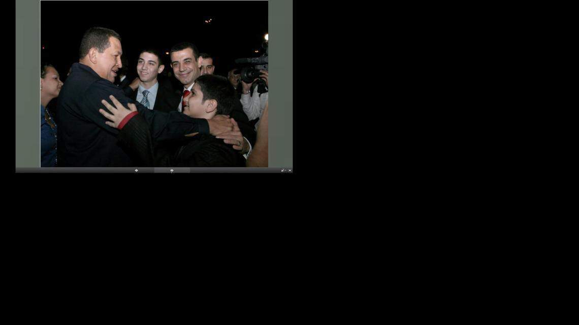 
Al-Din, segundo de la derecha, sonríe al lado del fallecido presidente Hugo Chávez en esta foto de una fecha no precisada.
