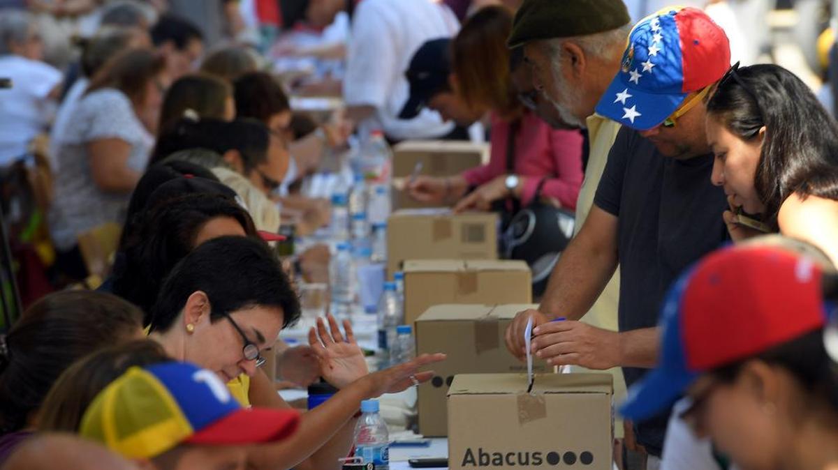Venezolanos en Barcelona emiten sus votos durante un plebiscito sobre el proyecto del presidente Maduro de una futura Asamblea Constituyente, el domingo 16 de julio de 2017.