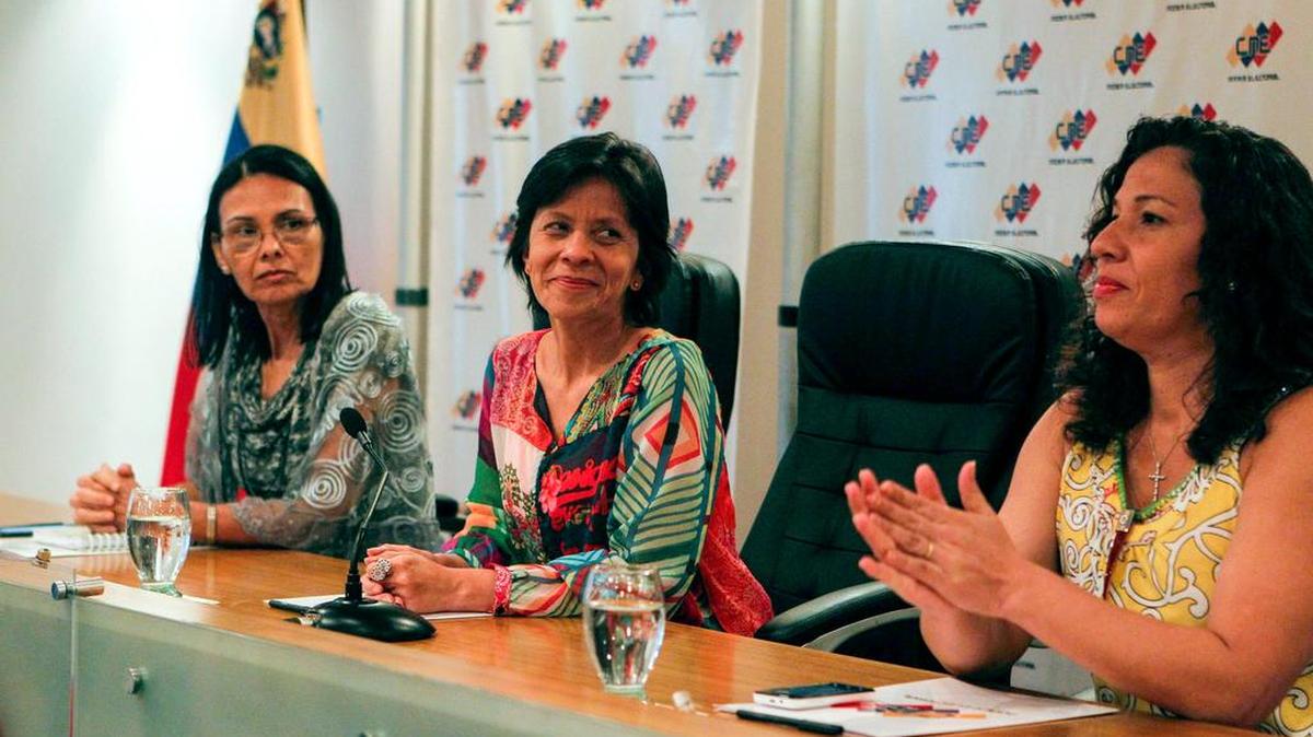 Las rectoras del Consejo Nacional Electoral (CNE), Socorro Hernández (i), Sandra Oblitas (c) y Tania D’Amelio (d), hablan durante el acto de entrega de informe de los observadores internacionales el lunes 11 de diciembre de 2017, en Caracas, Venezuela.