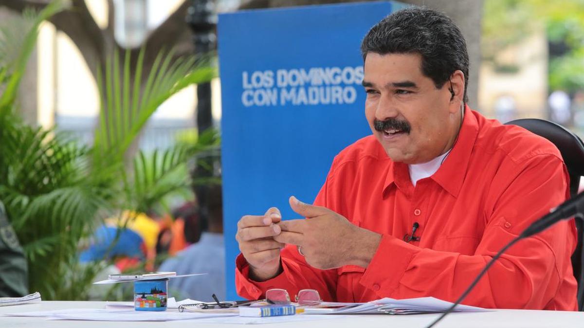 Fotografía cedida por prensa del Palacio de Miraflores donde se ve al presidente de venezuela Nicolás Maduro tomar parte en un acto de gobierno el domingo 23 de julio de 2017, en Caracas (Venezuela).