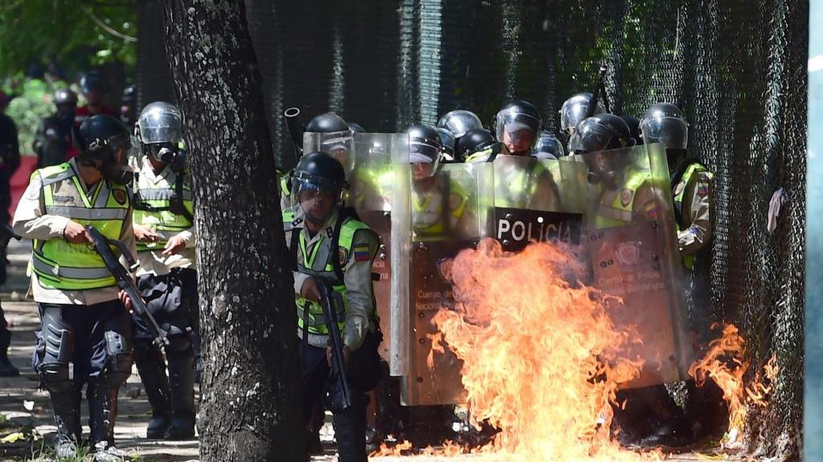 Enfrentamiento entra la policía y estudiantes de la Universidad Central de Venezuela pública durante una manifestación en Caracas el 9 de junio de 2016.