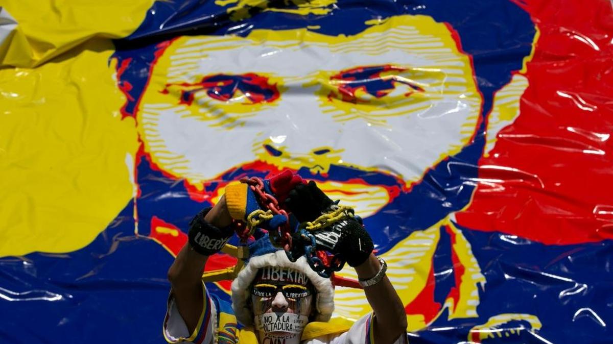 Una mujer participa en una protesta en Caracas ante una imagen del líder opositor Leopoldo López el 18 de febrero. Los manifestantes pedían la liberación del líder encarcelado.