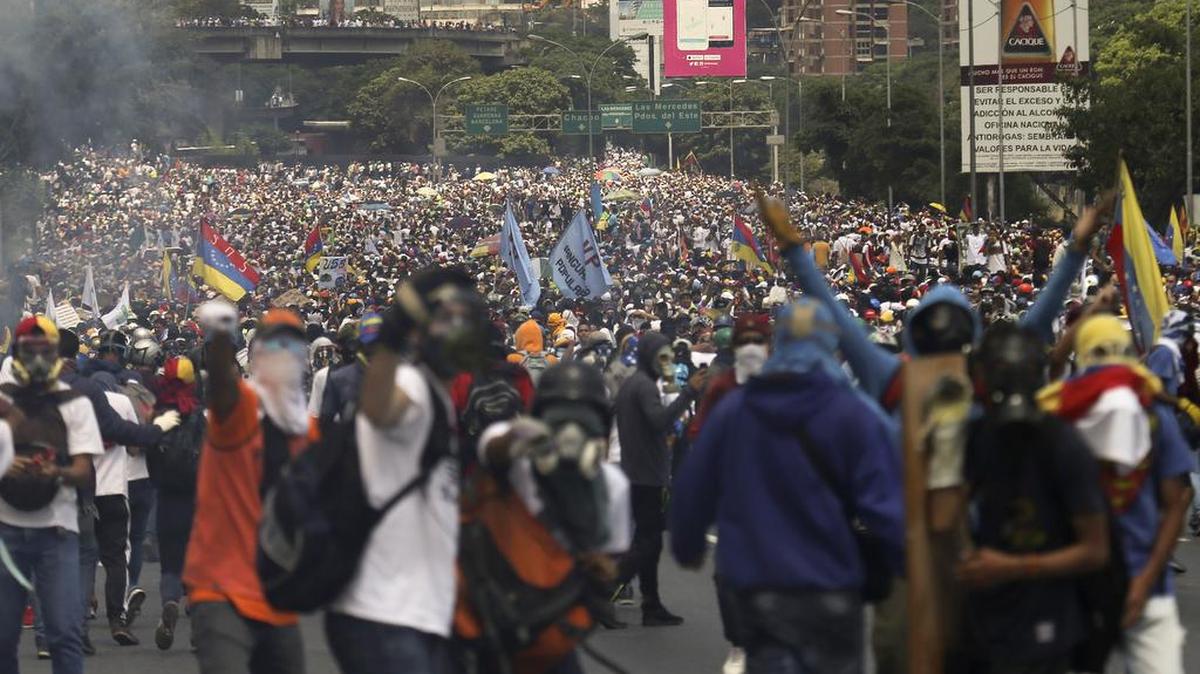 Miles de opositores al presidente Nicolás Maduro marchan en Caracas, Venezuela, el miércoles 26 de abril de 2017.