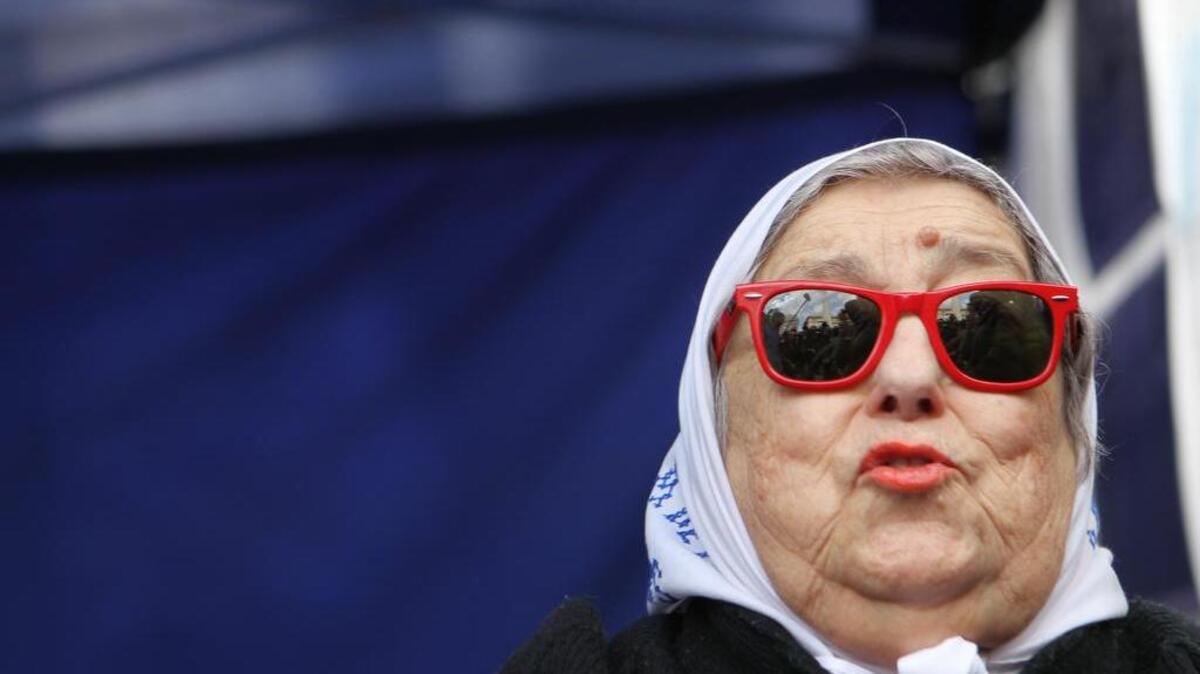 La presidenta de la asociación argentina Madres de Plaza de Mayo, Hebe de Bonafini, se negó el jueves 4 de agosto de 2016, a declarar ante el juez y acudió a la Plaza de Mayo, donde fue respaldad por cientos de argentinos en Buenos Aires (Argentina).