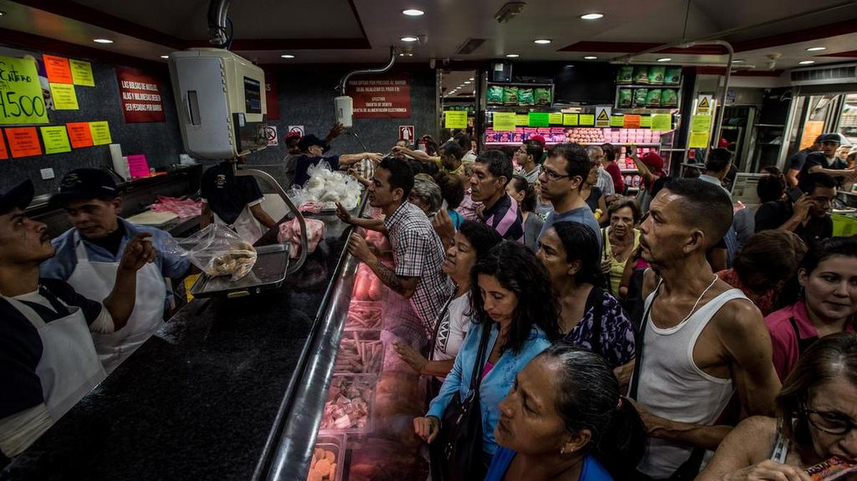 Más de 100 personas hacen fila para comprar pollo a precio controlado en Caracas, Venezuela, el 23 de noviembre del 2017.