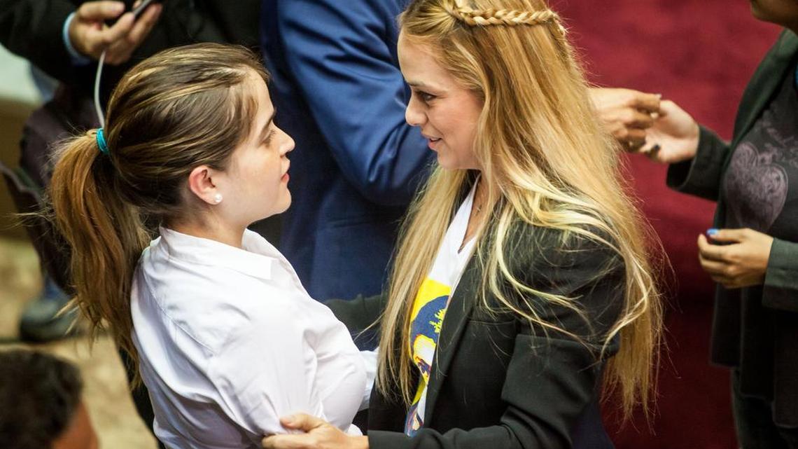 Lilian Tintori (d), esposa de del opositor Leopoldo López, saluda a Antonieta Ledezma (i), hija de Antonio Ledezma, en el hemiciclo de la Asamblea Nacional el jueves 18 de febrero del 2016, en la ciudad de Caracas (Venezuela).