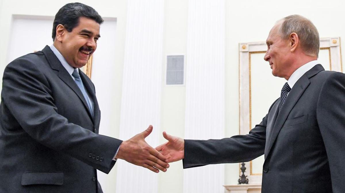 El presidente ruso Vladimir Putin, a la derecha, saluda al presidente venezolano Nicolás Maduro en Moscú el miércoles 4 de octubre del 2017.