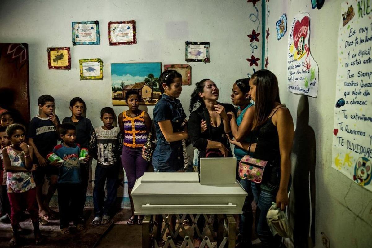 Kelly Hernández llora junto con sus familiares durante el velorio para su hijo Kleiver, de tres meses, en agosto del 2017.