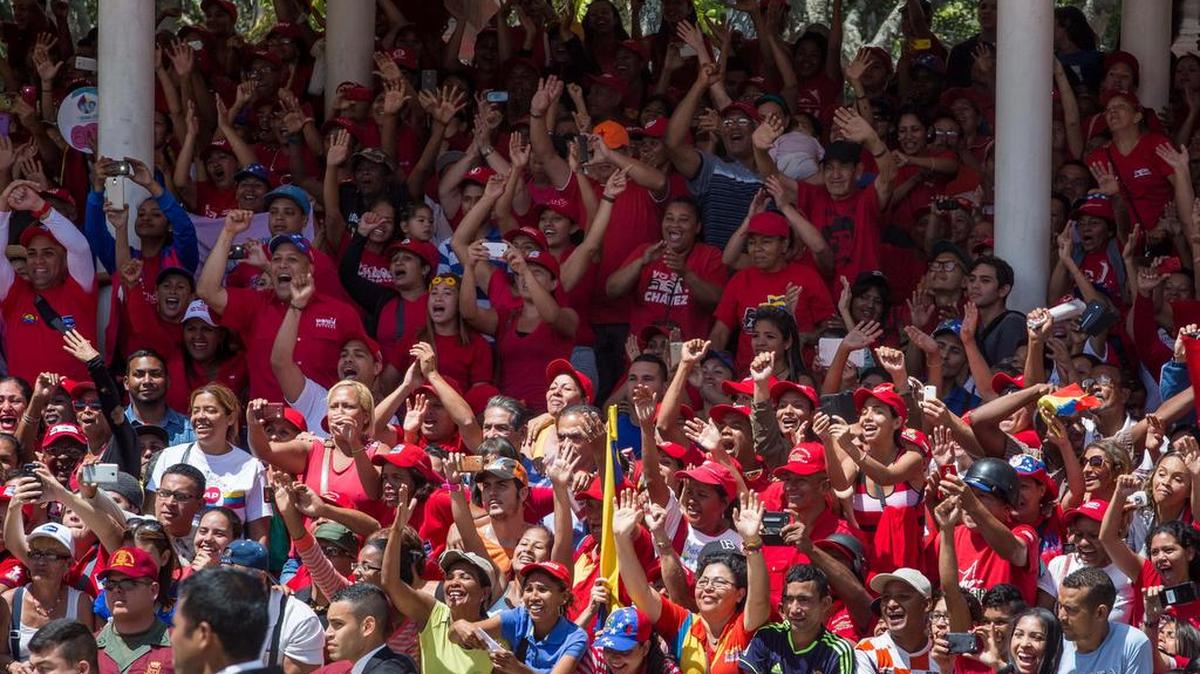 Simpatizantes del gobierno venezolano asisten a un desfile militar en honor de la figura histórica el general Ezequiel Zamora el 1ro de febrero de 2017, en Caracas, Venezuela.