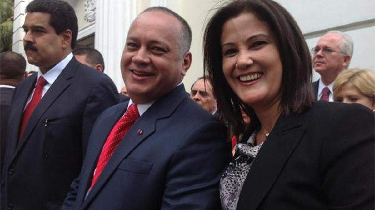  Marleny Contreras, con su esposo Diosdado Cabello, presidente de la Asamblea Nacional venezolana y número 2 del chavismo. Al fondo, el presidente Nicolás Maduro. 
