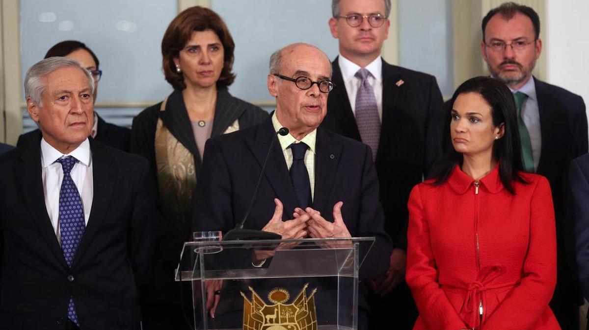 El canciller peruano, Ricardo Luna (c), habla junto a sus homólogos de Chile Heraldo Muñoz (i), de Colombia María Ángela Holguín (2i), de Panamá Isabel Saint Malo (2d), de Costa Rica Manuel González Sanz (3d), de México Luis Videgaray (d) y otros cancilleres y ministros de relaciones exteriores de 17 países de América y el Caribe el martes 8 de agosto del 2017, en el Palacio de Torre Tagle, en el centro histórico de Lima (Perú).