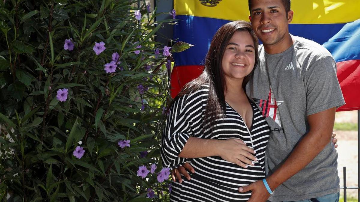 Fabiola (i) y su novio, Reinaldo (d), posan para una foto el pasado 4 de enero, en su casa de Bella Vista, Buenos Aires (Argentina).