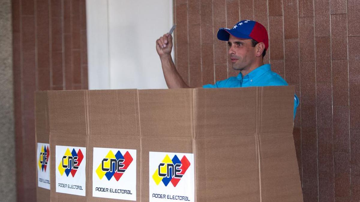 El gobernador del estado Miranda y líder opositor venezolano Henrique Capriles vota hoy, domingo 6 de diciembre de 2015, en Caracas, durante las elecciones parlamentarias de Venezuela. Capriles, ha manifestado que "Mi temor es que Maduro se vuelva loco y haga ahora una barbaridad". En una entrevista con el diario español ABC, Capriles señala que, "si Maduro intentase sabotear la nueva Asamblea con leyes habilitantes, se debilitaría aún más de lo que ya está".