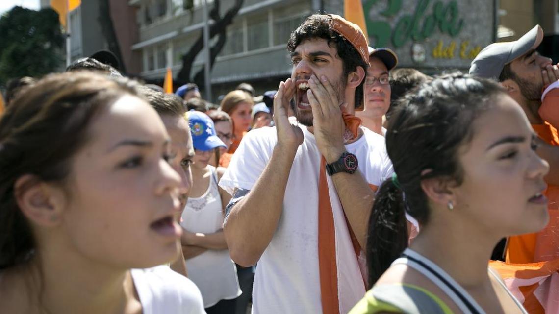 Estudiantes universitarios protestan el jueves en Caracas.