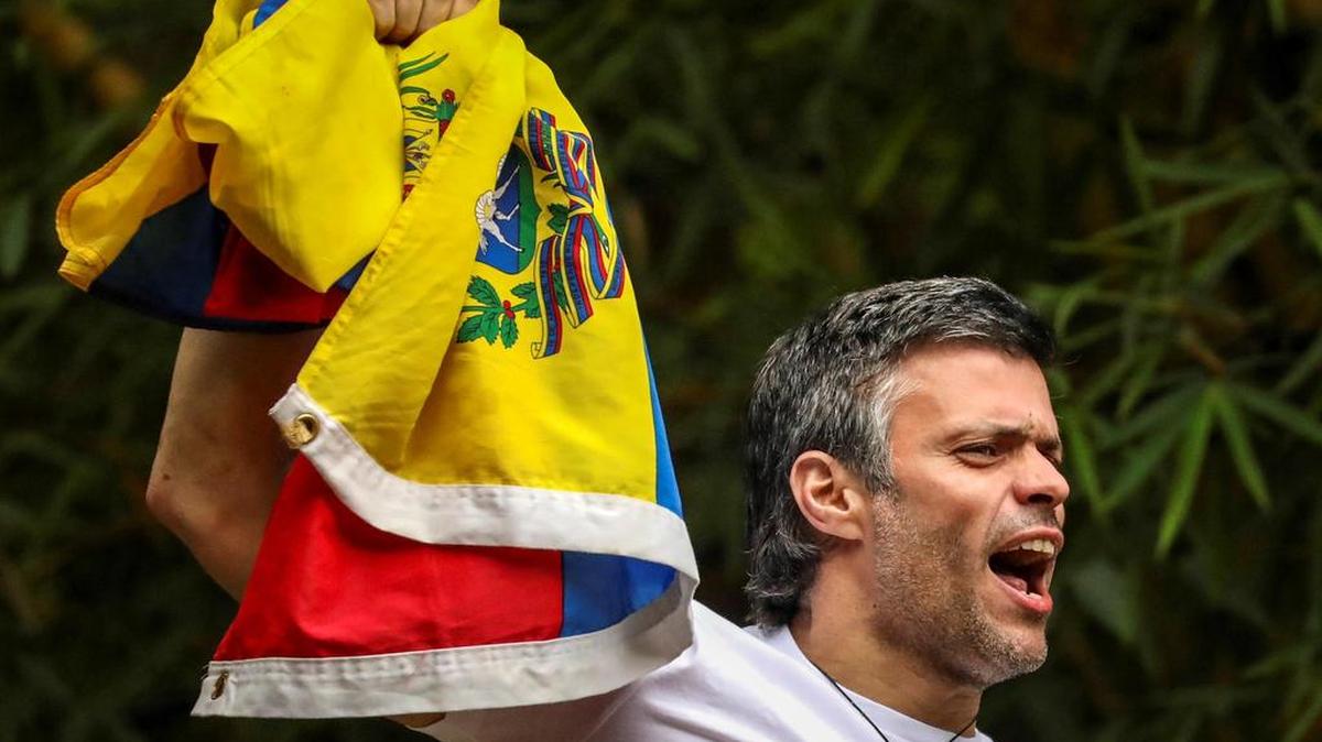 Fotografía de archivo (08/07/2017), del opositor venezolano Leopoldo López que saluda a seguidores en la entrada de su casa en Caracas (Venezuela) tras recibir una medida de arresto domiciliario que le sacó de la prisión militar en la que estaba recluido desde febrero de 2014, con una condena de 14 años de cárcel.