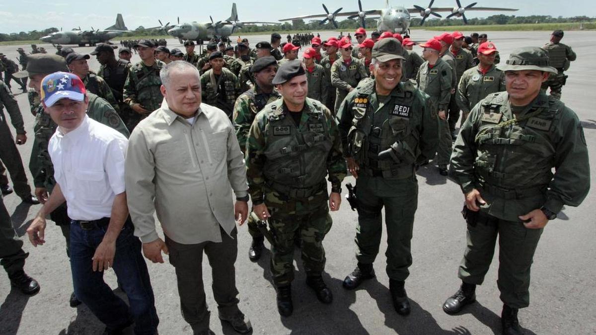 
El presidente de la Asamblea Nacional Diosdado Cabello junto al gobernador de Táchira Vielma Mora, en la frontera con Colombia el 1ero de septiembre del 2015.
