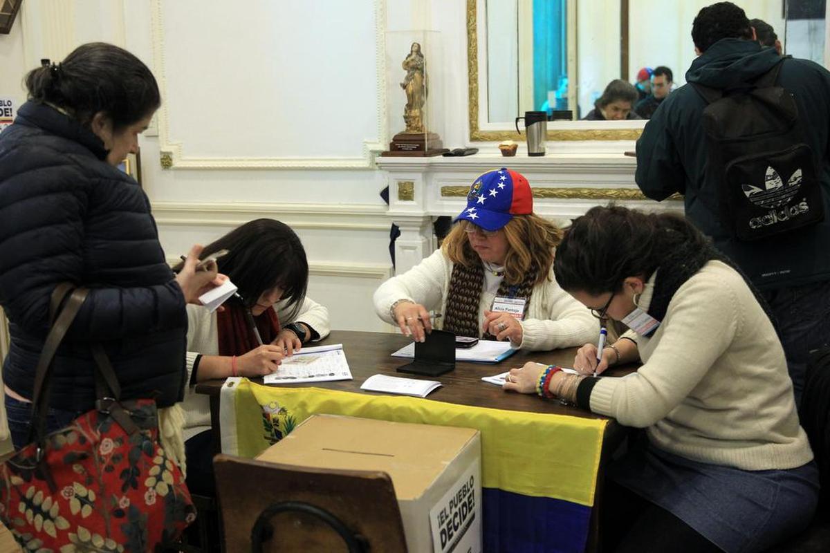 Ciudadanos venezolanos residentes en Uruguay votan durante la consulta popular promovida por la oposición venezolana el domingo 16 de julio de 2017, en Montevideo (Uruguay).