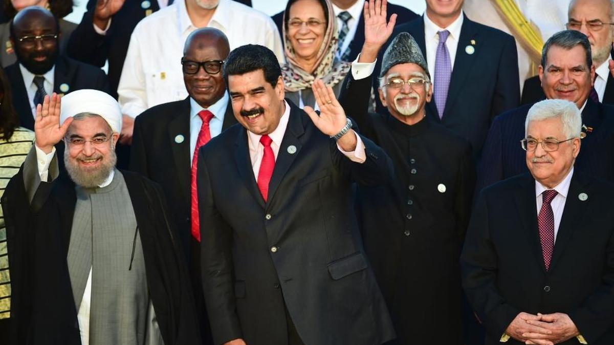 El presidente de Venezuela, Nicolás Maduro (d), junto a su homólogo de Irán, Hassan Rouhani (i), se saludan momentos antes de posar para la fotografia oficial hoy, sábado 17 de septiembre de 2016, durante la cumbre del Movimiento de Países No Alineados (MNOAL) en Margarita (Venezuela). La XVII Cumbre de jefes de Estado y de Gobierno del MNOAL, que representan dos tercios de los miembros de la ONU y más de la mitad de la población mundial, comenzó hoy en la venezolana Isla de Margarita.