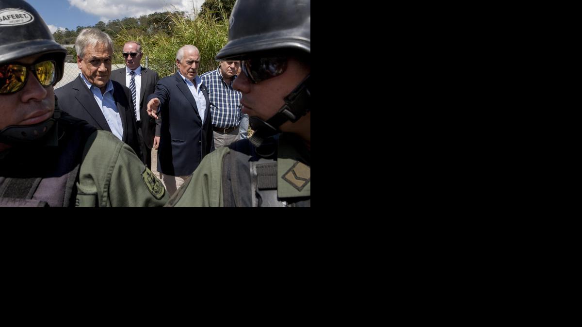 
El expresidente de Colombia Andrés Pastrana (d), y el de Chile Sebastián Piñera (i) conversan frente a la cárcel militar de Ramo Verde cuando trataban de ingresar a visitar al dirigente opositor Leopoldo López hoy, domingo 25 de enero de 2015, en las afueras de Caracas (Venezuela). Los expresidentes de Chile Sebastián Piñera y Colombia Andrés Pastrana fueron impedidos hoy de ingresar en la cárcel militar próxima a Caracas donde se encuentra preso el opositor venezolano Leopoldo López, a quien intentaron visitar. 
