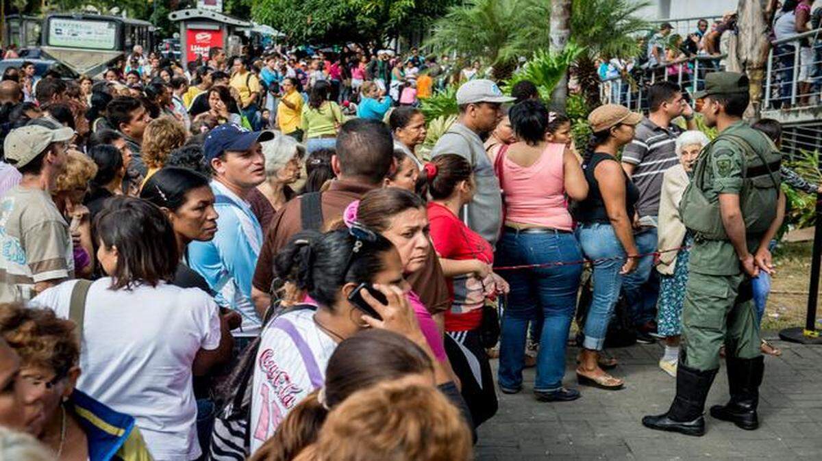 
Una muchedumbre espera su turno para comprar alimentos frente a un supermercado en Caracas el martes 13 de enero. La crisis de desabastecimiento que afecta al país se ha agudizado.
