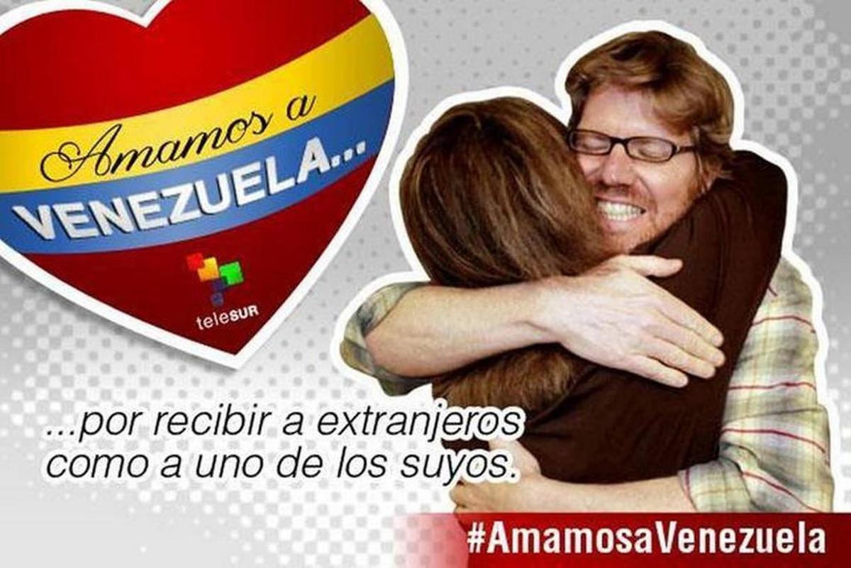 El reportero del Miami Herald Jim Wyss recibe un abrazo de bienvenida de su colega Luisa Yánez en el aeropuerto de Miami, horas después de haber salido de la cárcel en Venezuela.