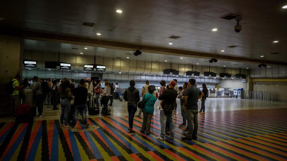 Vista de la taquilla de la aerolínea Copa el viernes 6 de abril de 2018, en el aeropuerto internacional Simón Bolívar, en Maiquetia (Venezuela).