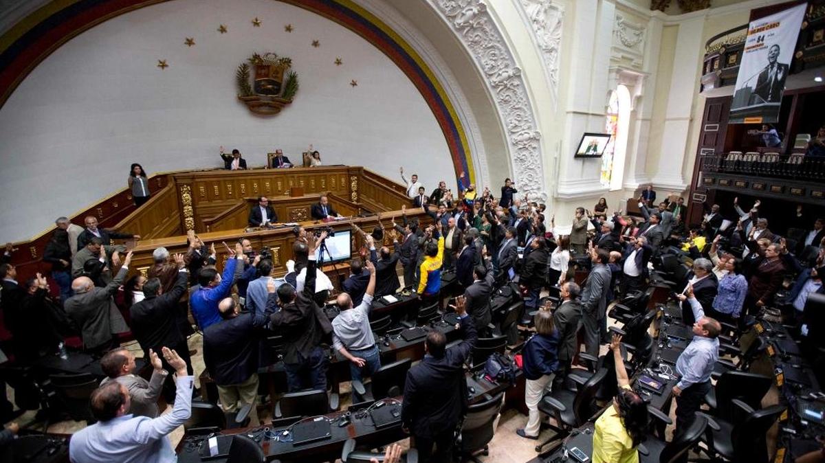 Legisladores de la oposición aprueban la activación del procedimiento para sacar a varios magistrados dela Corte Suprema de Justicia, durante una sesión de la Asamblea Nacional, este miércoles en Caracas, Venzuela.