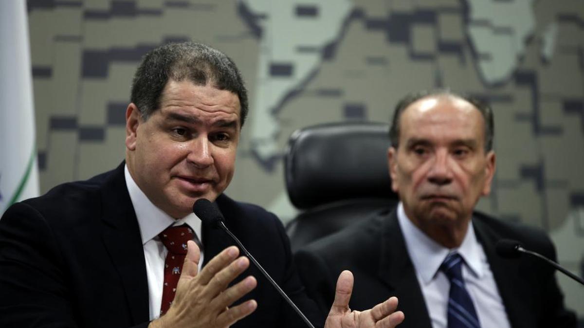 El presidente de la Comisión, el senador Aloysio Nunes (d) y el diputado venezolano Luis Florido (i) participan en una audiencia en la Comisión de Relaciones Exteriores del senado brasileño en Brasilia (Brasil).