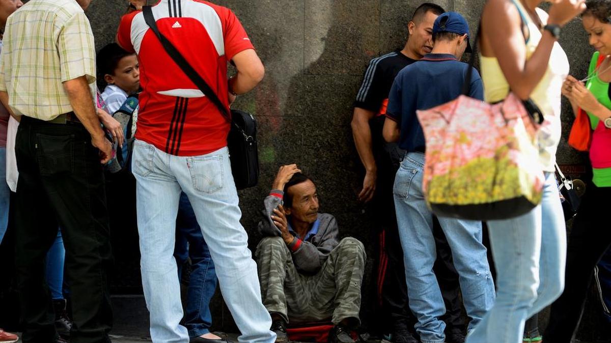 Miles de venezolanos acudieron a las entidades bancarias públicas y privadas del país para despojarse de sus billetes de 100 bolívares, el de más alta denominación en la moneda local, que perderá su valor y dejará de circular el jueves por orden del presidente del país, Nicolás Maduro.