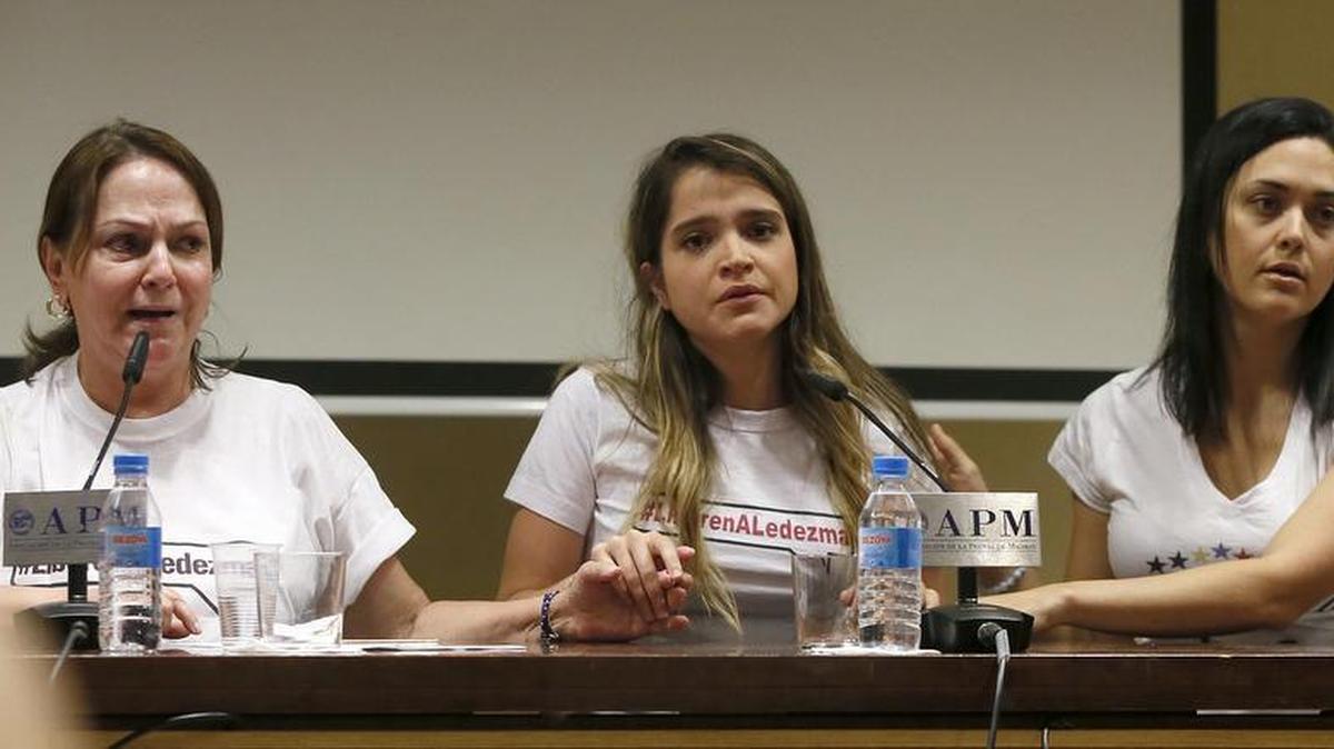 Mitzy Capriles, mujer del opositor venezolano Antonio Ledezma, su hija Antonieta, y Rosaura Valenti, esposa del dirigente de Voluntad Popular, Yon Goicoechea, durante la rueda de prensa que han ofrecido en Madrid el martes después de que el Servicio Bolivariano de Inteligencia (Sebin) de Venezuela volviera a detener ayer a los opositores Leopoldo López y Antonio Ledezma, quienes estaban bajo arresto domiciliario.