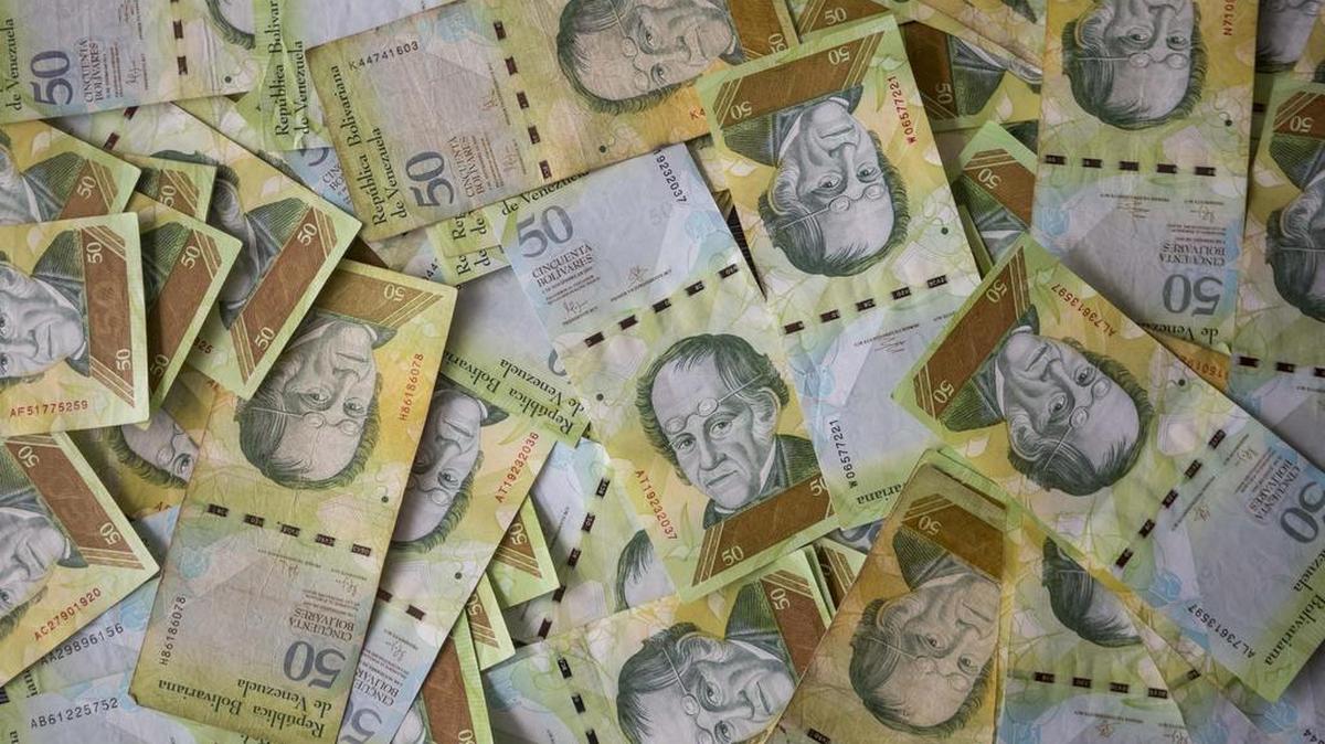 Fotografía de billetes venezolanos el jueves 2 de noviembre de 2017, en Caracas (Venezuela).