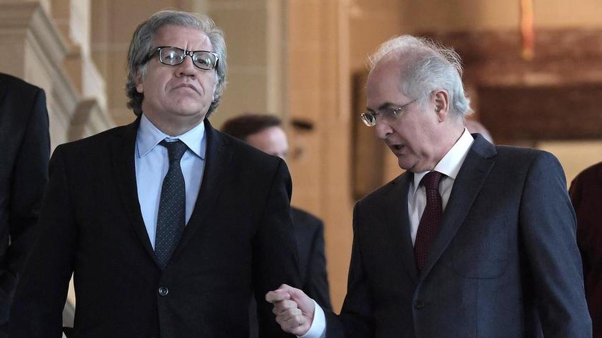 El secretario general de la Organización de los Estados Americanos (OEA), Luis Almagro (i), recibe al opositor venezolano Antonio Ledezma (d) el martes 28 de noviembre de 2017, en la sede de la organización en Washington.