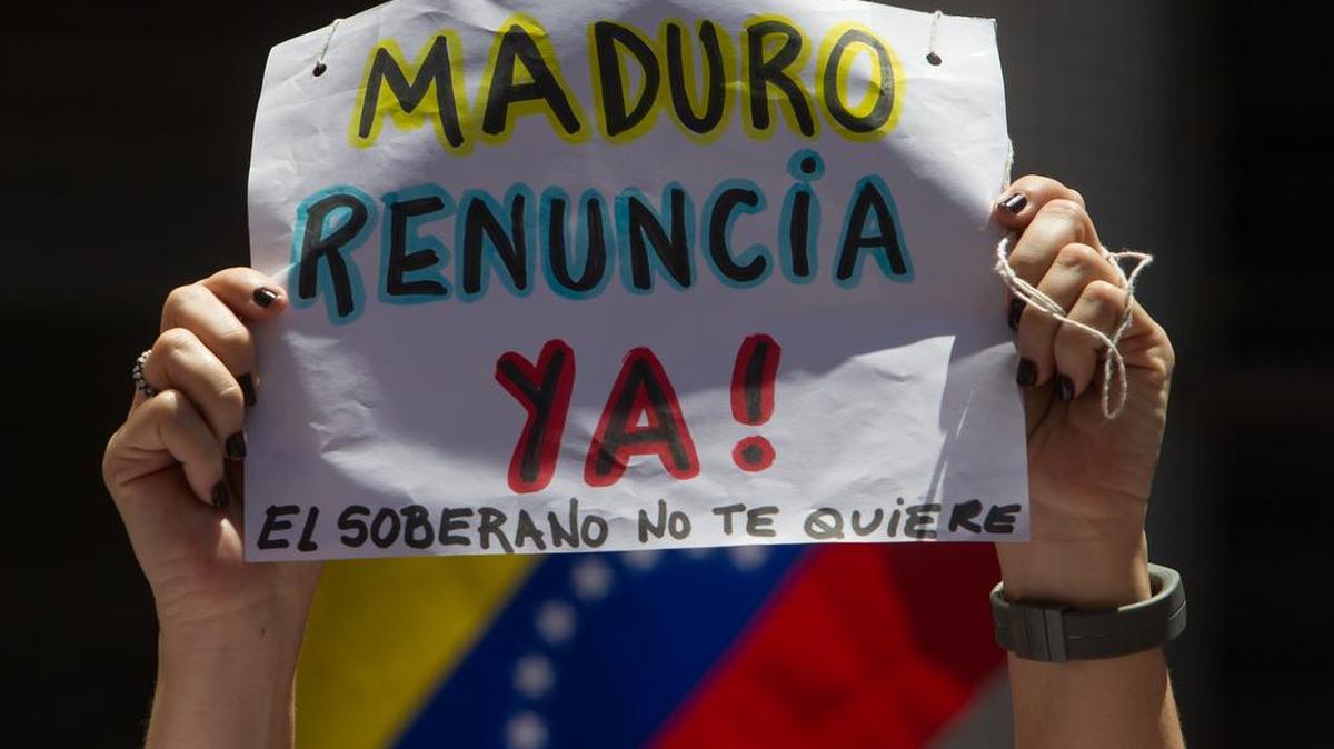 Vista de un cartel que dice "Maduro renuncia ya, el soberano no te quiere" mientras un grupo de personas opositoras al gobierno nacional participan en una manifestación convocada por la coalición opositora Mesa de Unidad Democrática (MUD), el sábado 12 de marzo de 2016, en Caracas (Venezuela).